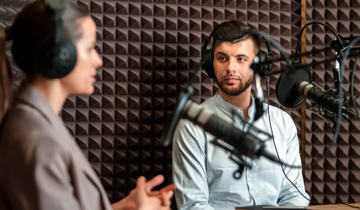 medium-shot-man-woman-radio