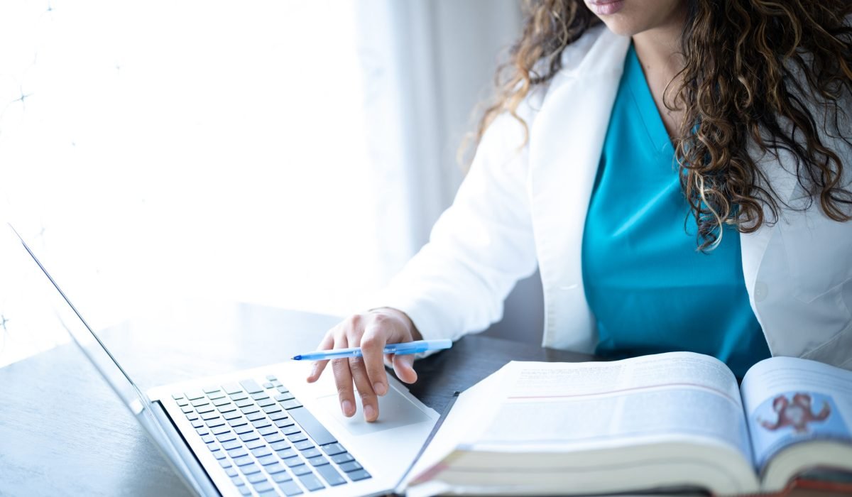 trabajador-sanitario-con-bata-de-laboratorio